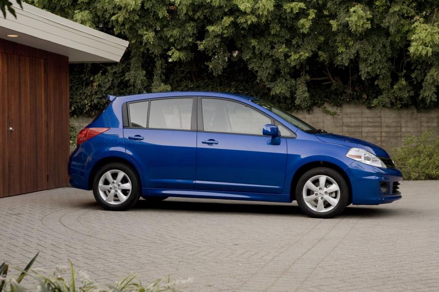  Nissan Versa Hatchback 2010 года  (фото 14 из 30)